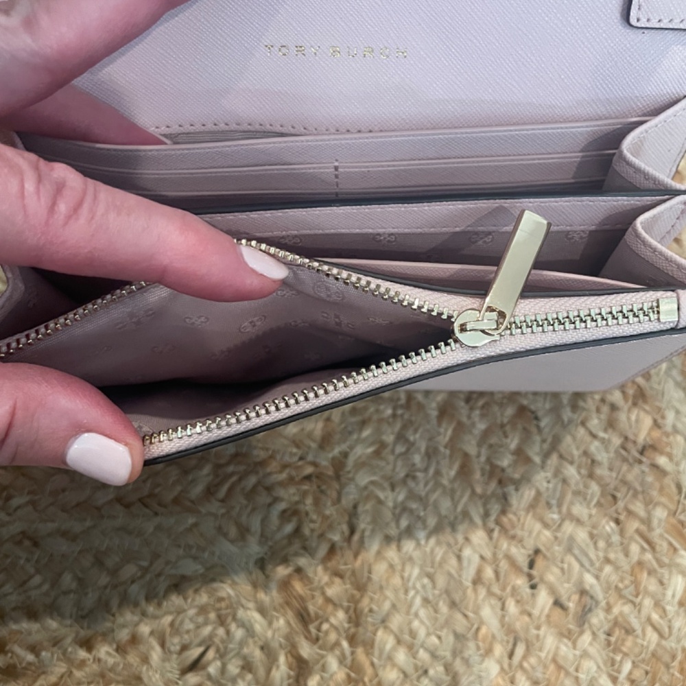 TORY BURCH *USED ONCE* Emerson Chain wallet crossbody in pink & gold hardware - Picture 7 of 12